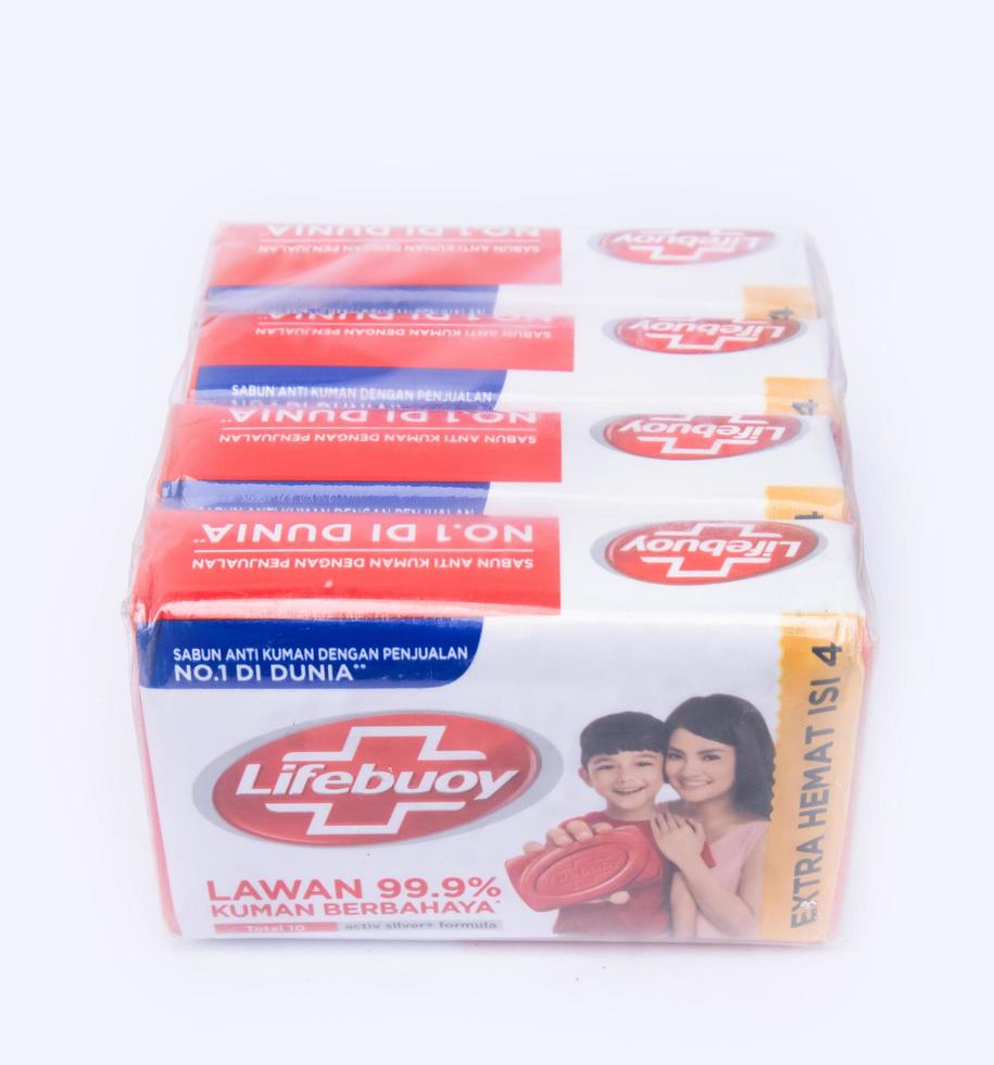 sidoarjo, jawa timur, indonesia, 2022 - jabón de baño para adultos de la marca lifebuoy, rojo, 1 paquete de 4, aislado en blanco foto