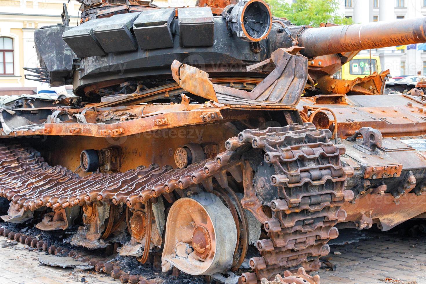 tanque ruso oxidado destruido en la plaza de la ciudad. foto