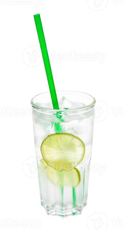 Cóctel de gin tonic en vaso highball con cubo de hielo foto