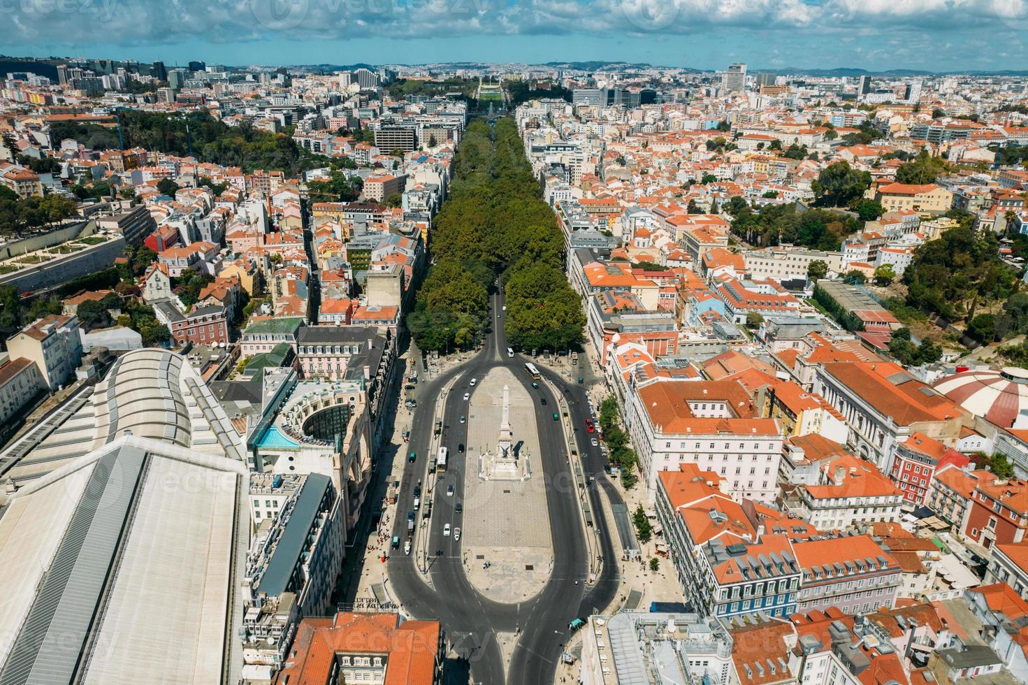 vista aérea de drones de la plaza de los restauradores mirando al norte hacia la avenida da liberdade en lisboa, portugal foto