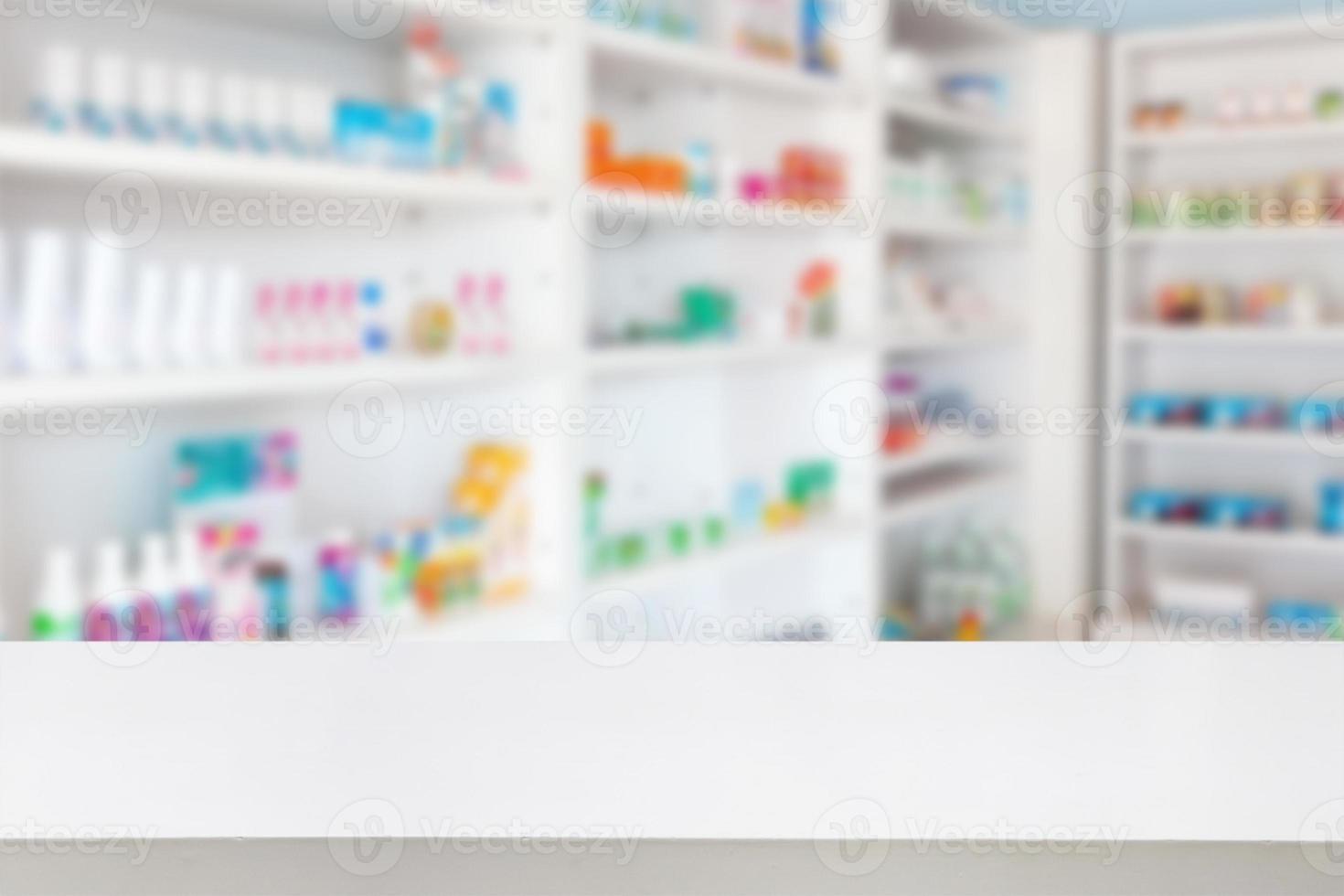 mostrador de farmacia con fondo abstracto borroso con medicamentos y productos sanitarios en los estantes foto