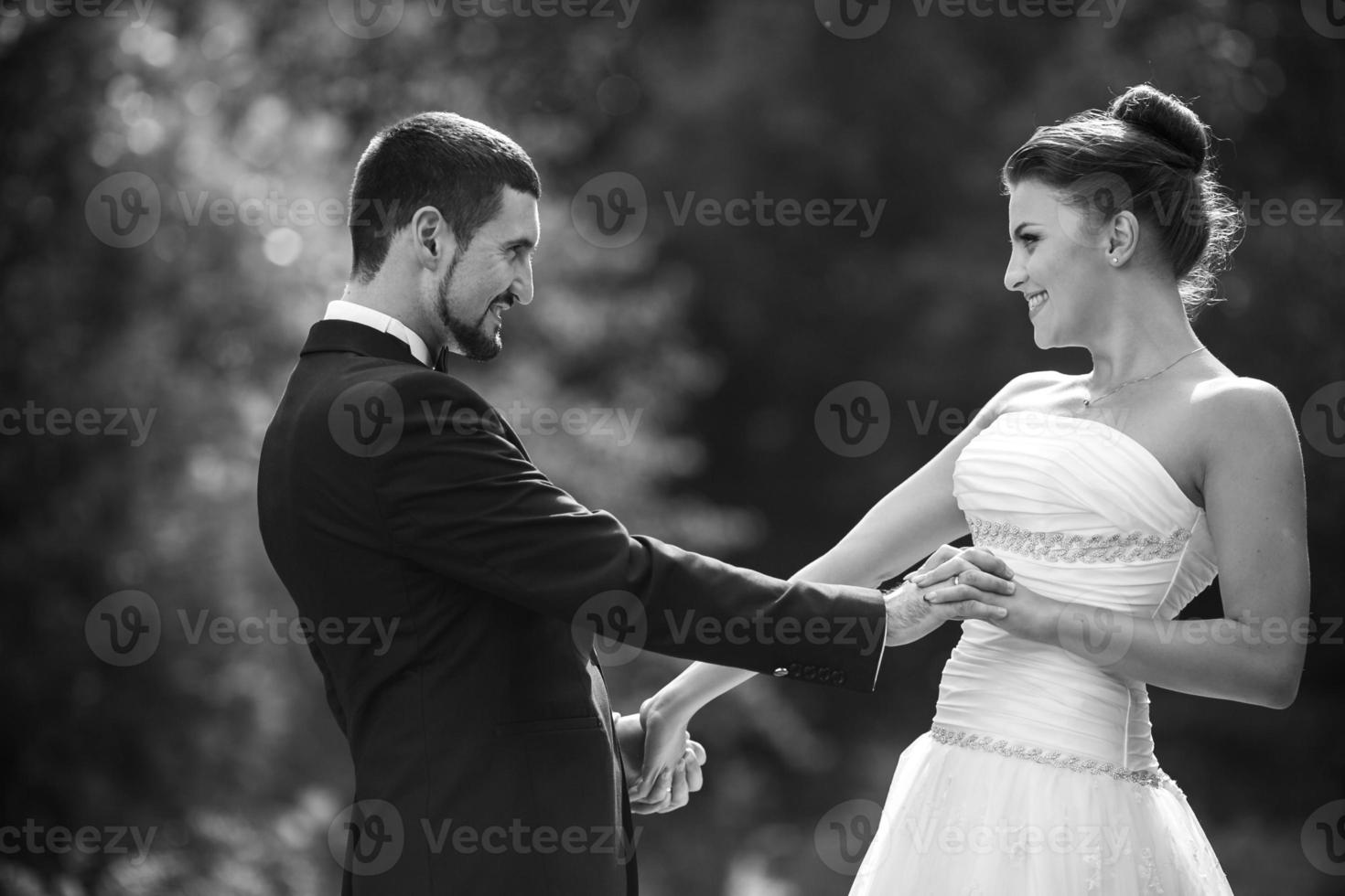 hermosa pareja de novios posando foto