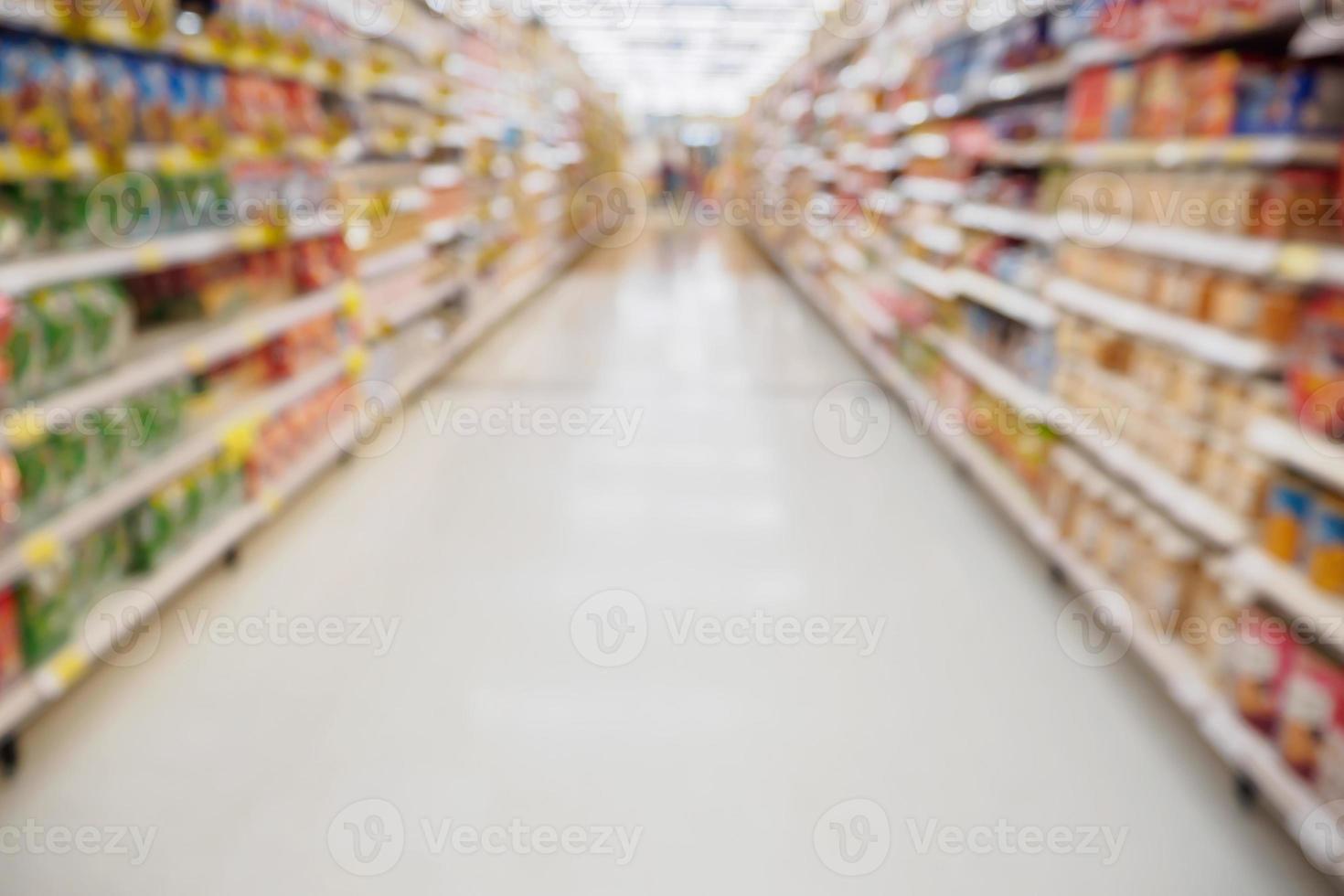 Pasillo de supermercado con estantes de productos abstracto desenfoque de fondo desenfocado foto