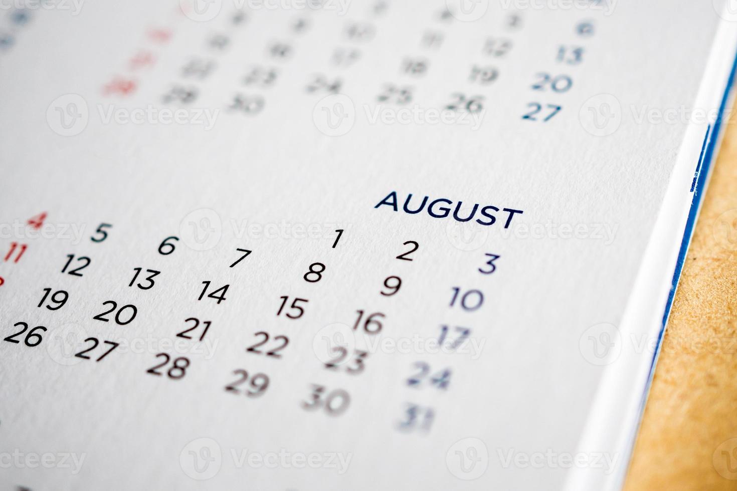 página del calendario de agosto con meses y fechas foto