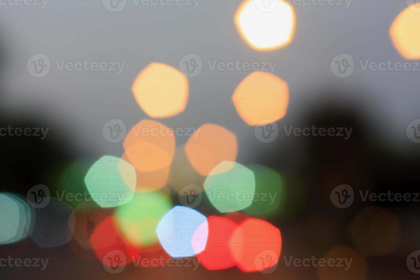 hermoso fondo de luces bokeh en la noche en la carretera con coche foto