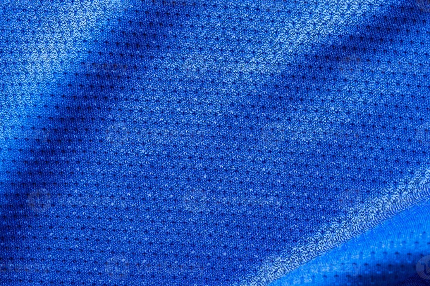 camiseta de fútbol de ropa deportiva de tela de color azul con fondo de textura de malla de aire foto