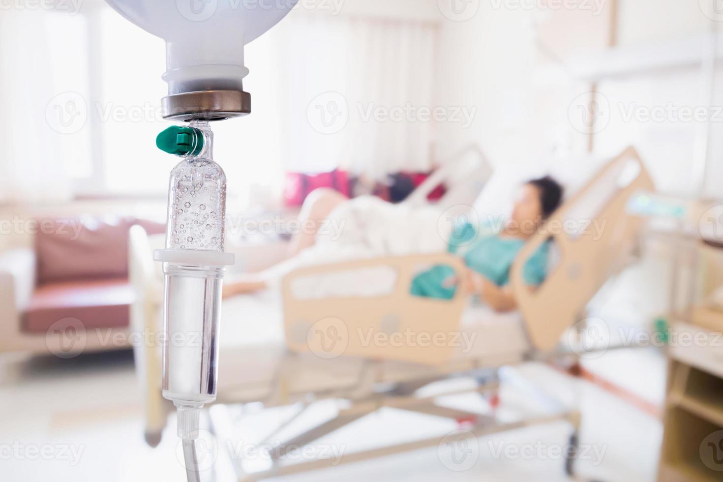 paciente en la cama en el interior de la habitación del hospital para el fondo foto