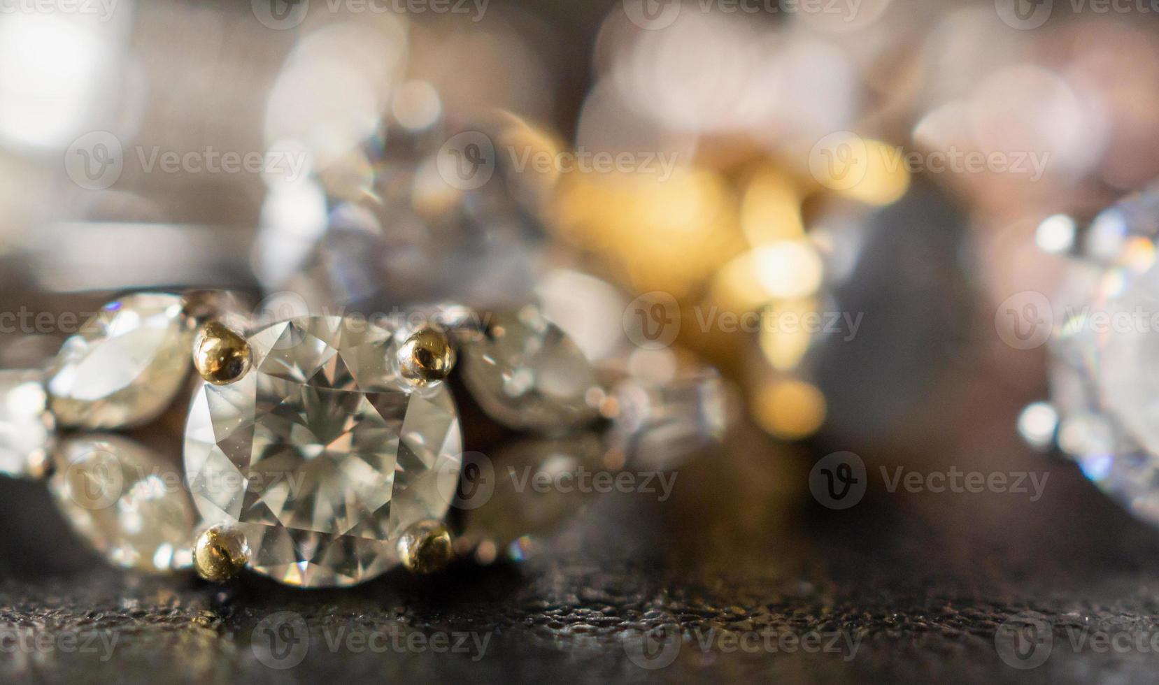 Anillos de diamantes de joyería sobre fondo negro de cerca foto