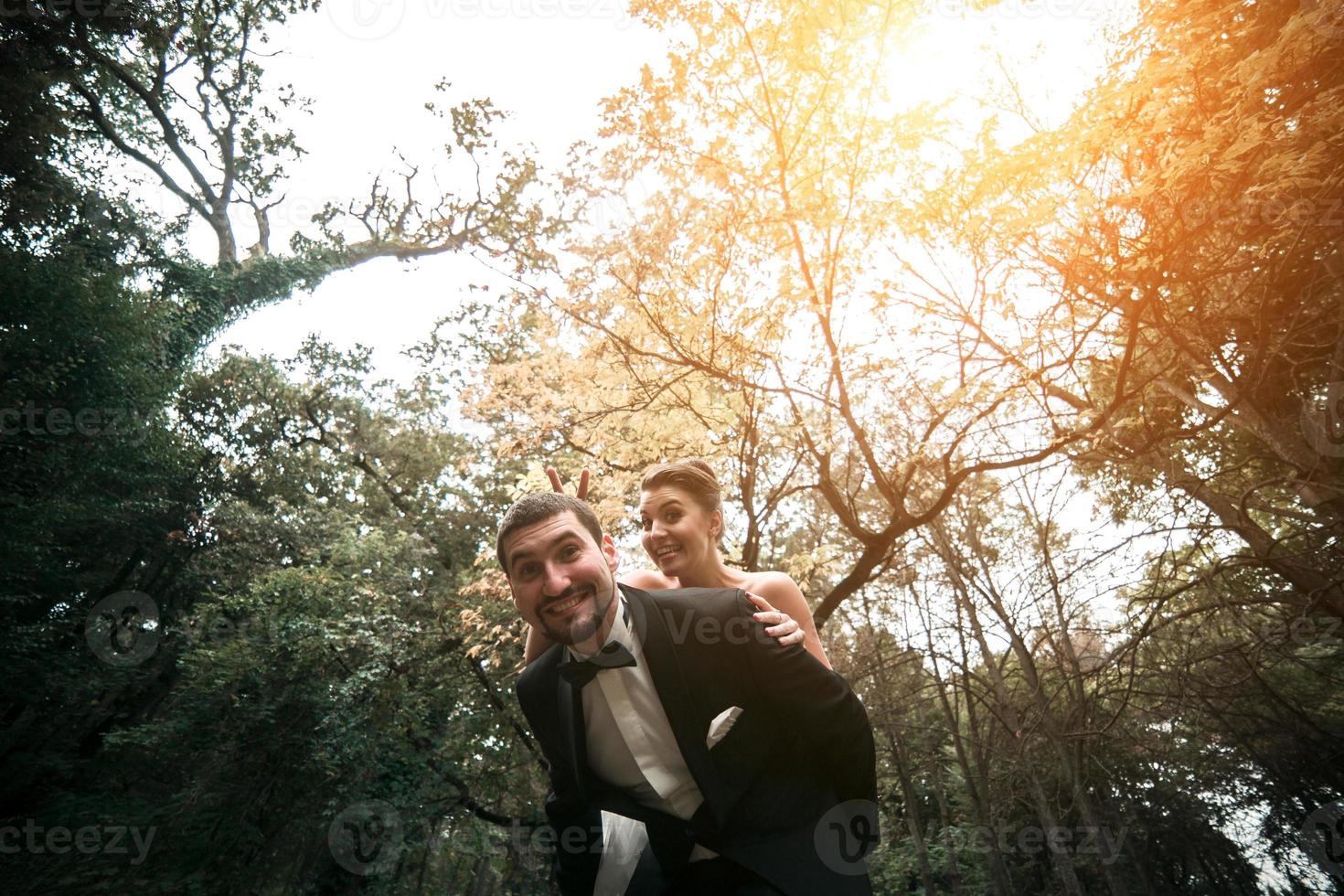 hermosa pareja nupcial riendo y divirtiéndose foto