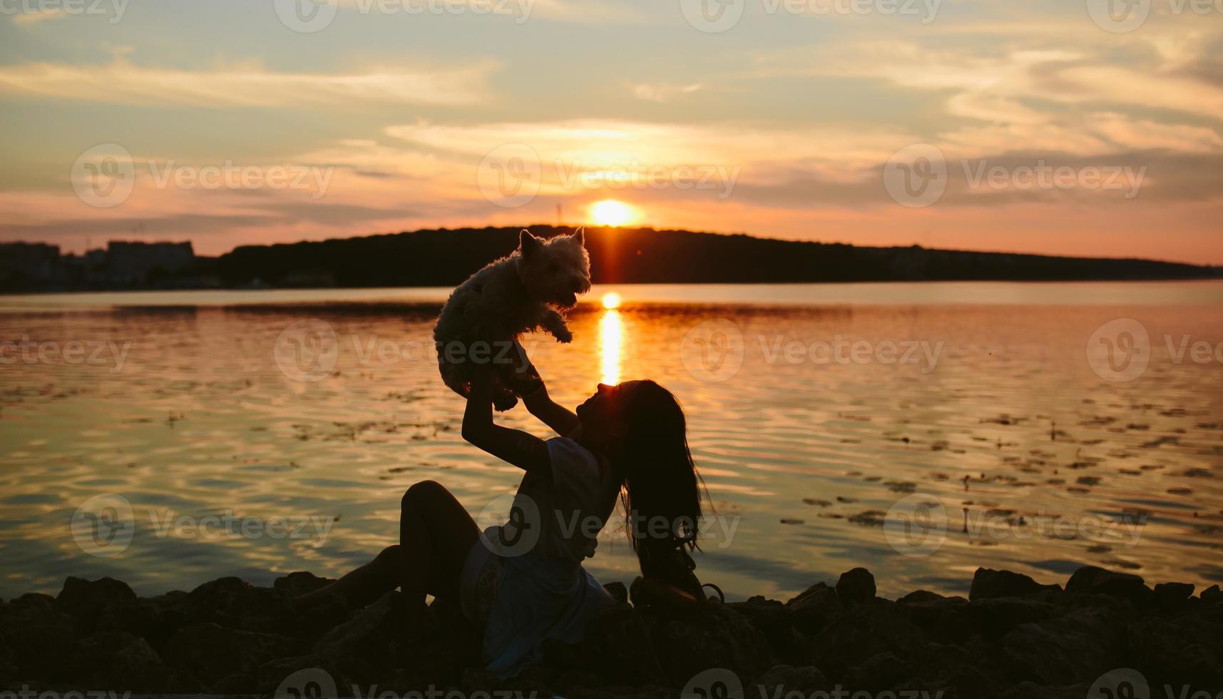 niña y perro en el lago foto