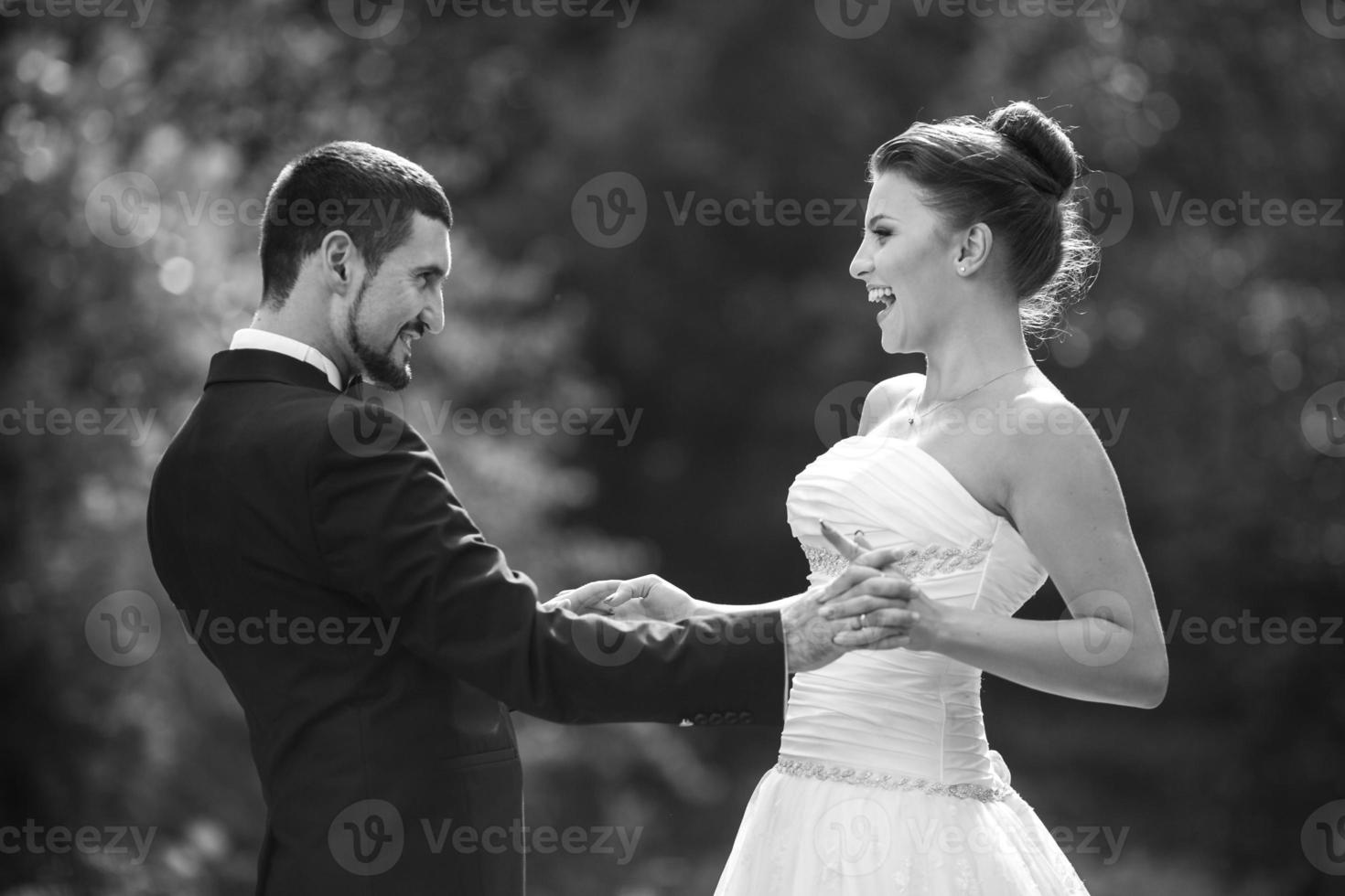 hermosa pareja de novios posando foto