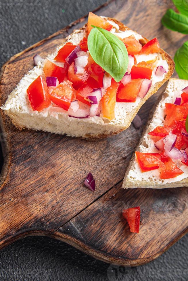 bruschetta albahaca tomate sándwich bocadillo verduras comida saludable comida bocadillo dieta en la mesa espacio de copia comida fondo rústico vista superior veggie foto