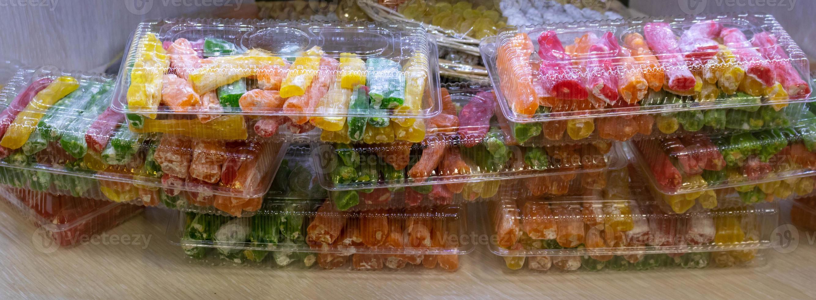 una variedad de postres, que se muestran en la ventana de la pastelería, están en el estante foto