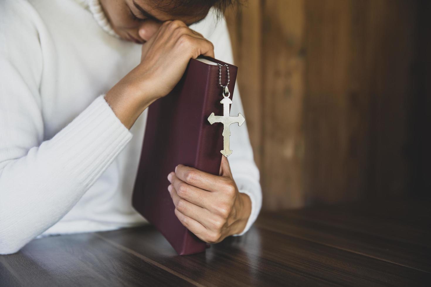 mujer reza por la bendición de dios para desear tener una vida mejor. pidiendo perdón y creer en la bondad. oración de crisis de vida cristiana a dios. conceptos religiosos. foto