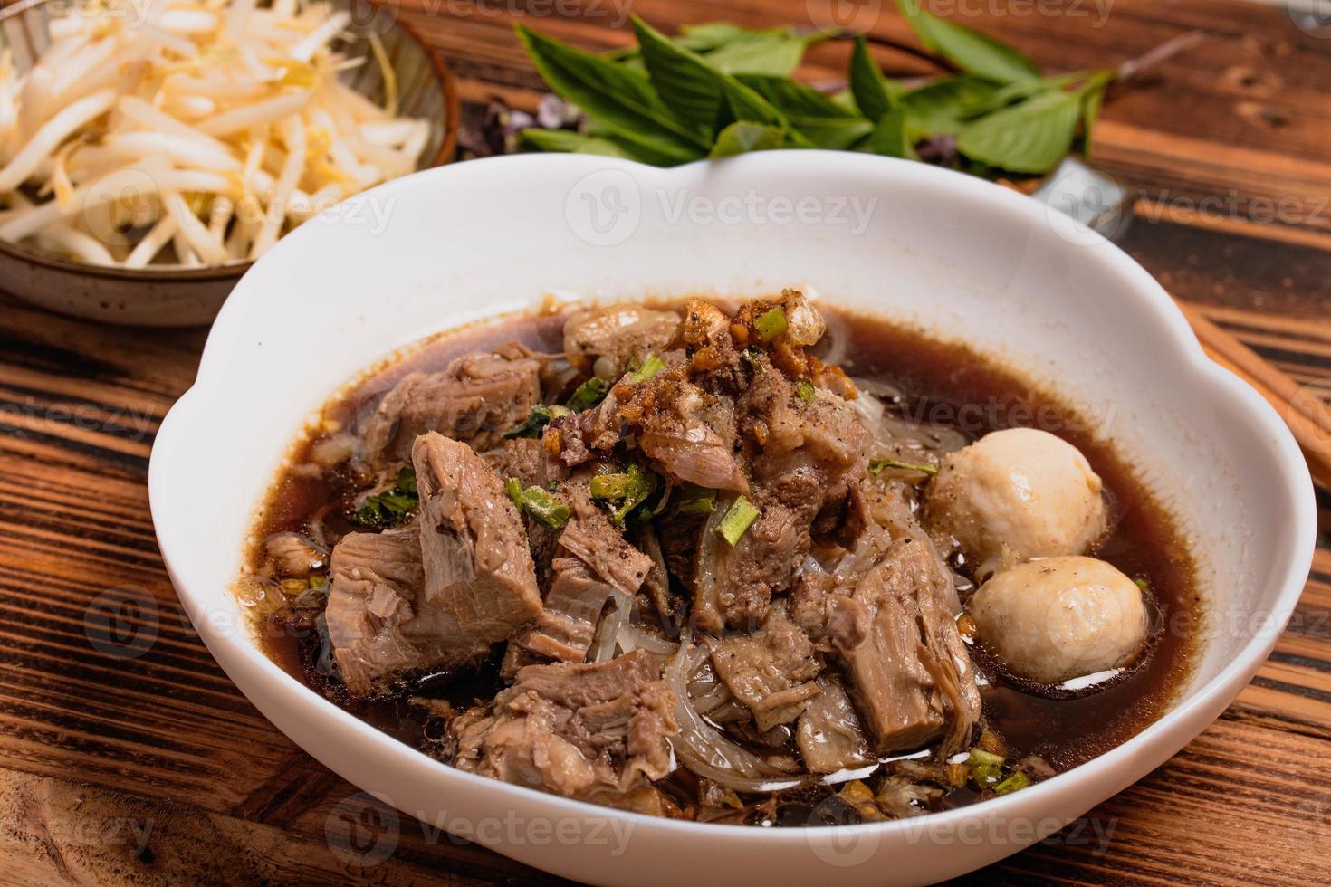 fideos de cerdo estofados con verduras y bolas de cerdo con sopa comida tailandesa foto