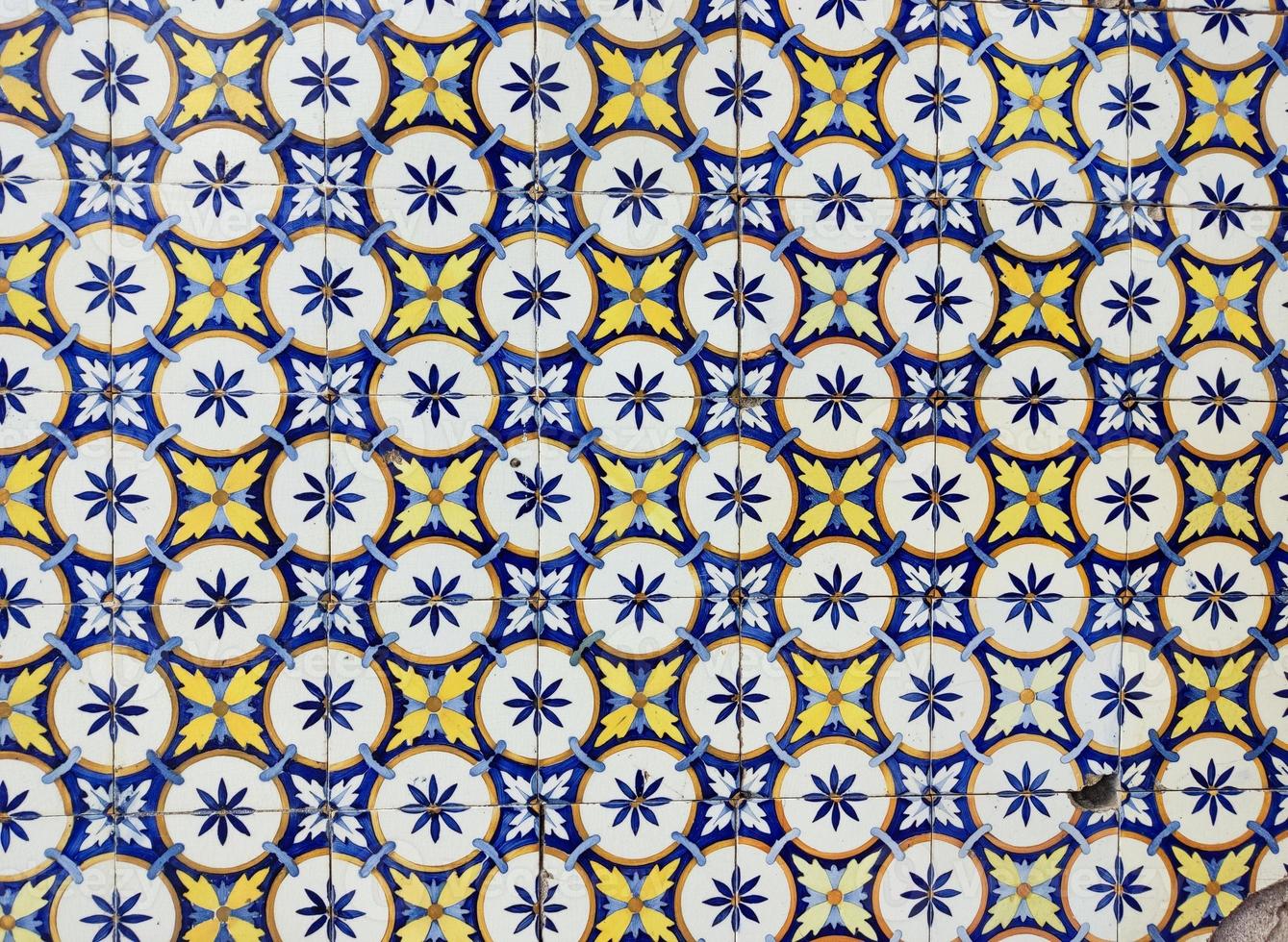 antiguos azulejos de azulejo en la pared de una casa antigua en portugal. foto