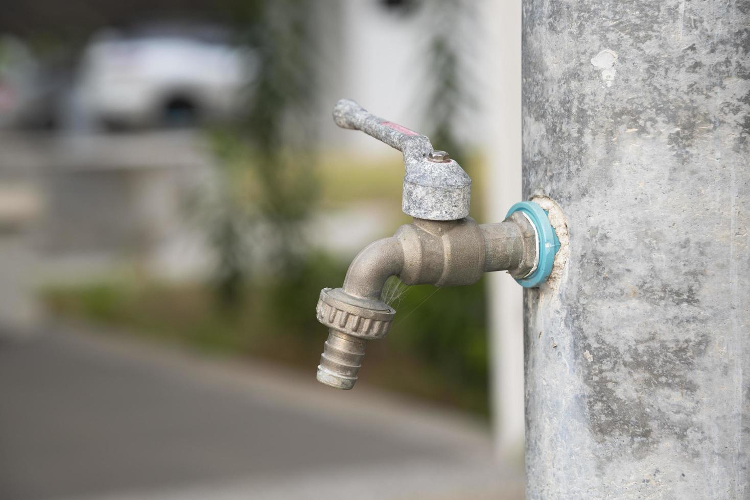 un viejo grifo de agua oxidado en el parque foto