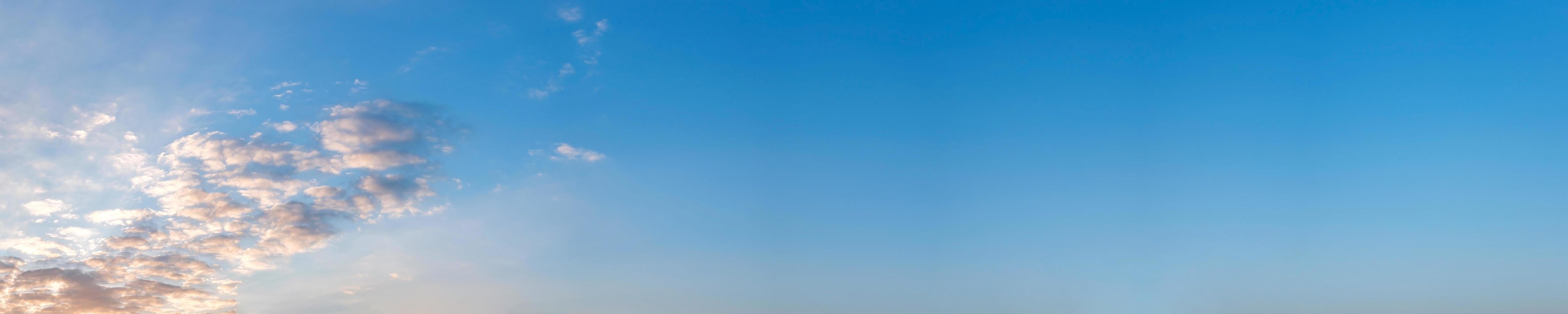 panorama del cielo con nubes en un día soleado. hermosa nube cirro. foto