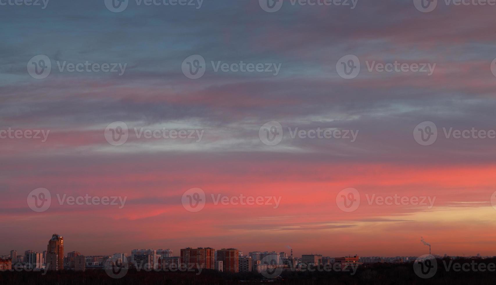 cielo de amanecer rosa y azul oscuro temprano en la mañana foto