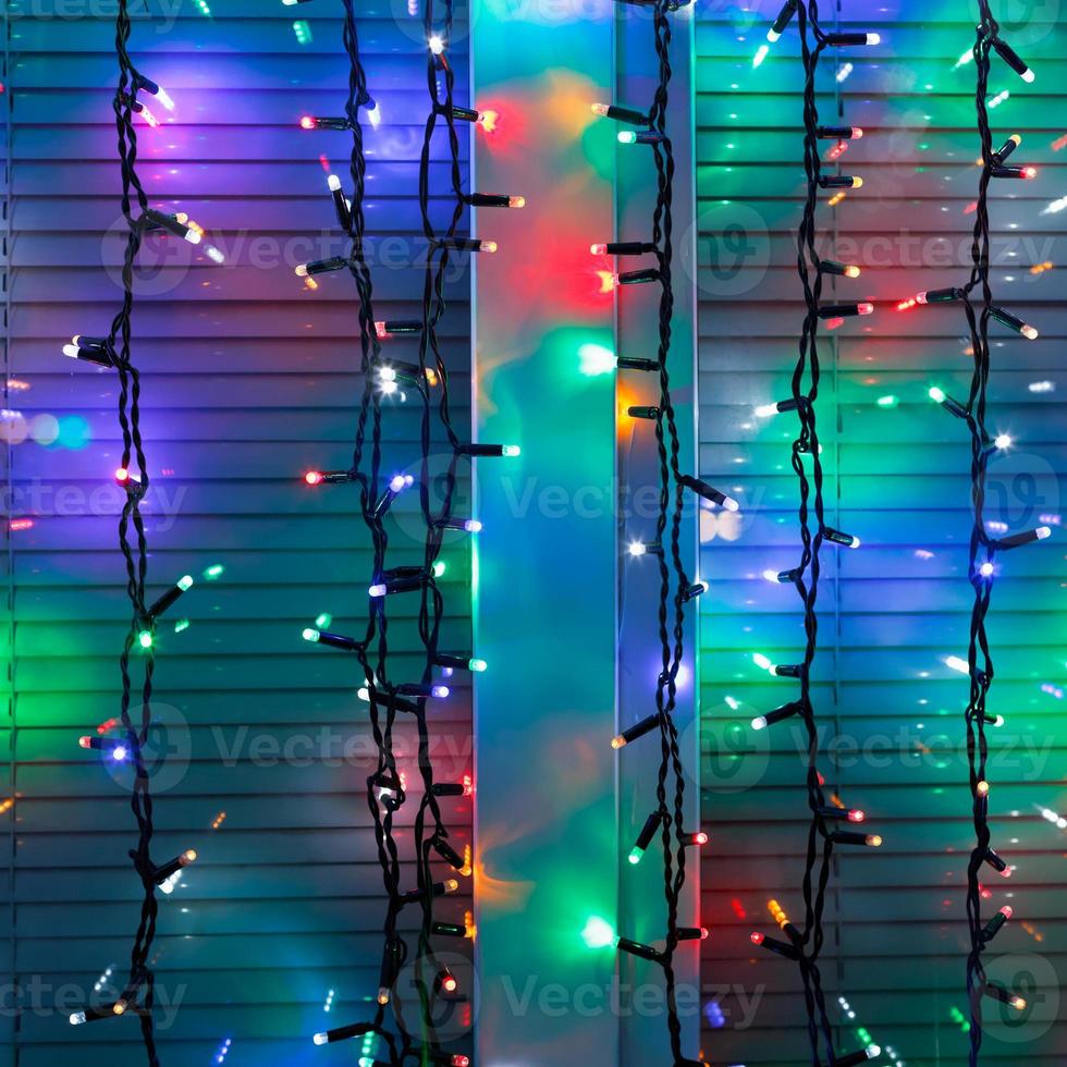 Cadenas de lámparas navideñas al aire libre decoran ventana foto