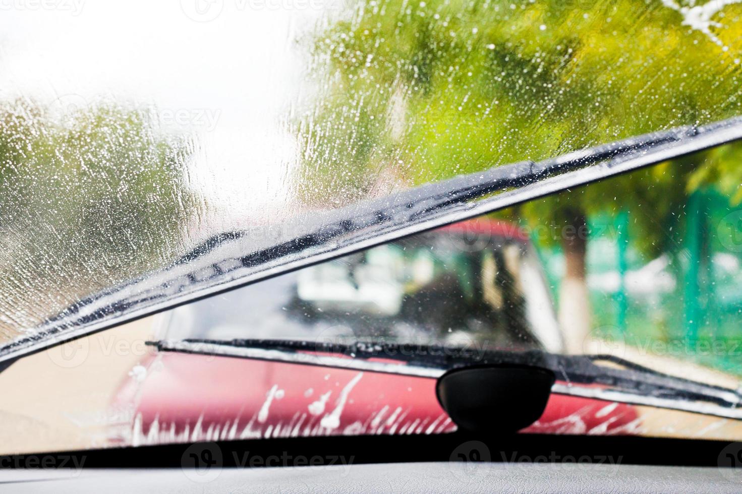 conducir bajo la lluvia foto