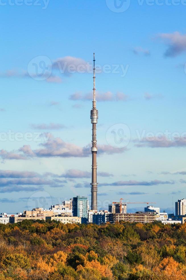 torre de televisión ostankinskaya en la ciudad en un día soleado de otoño foto