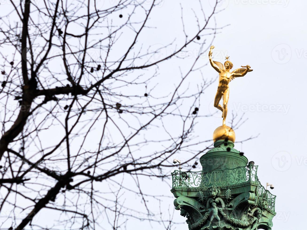 Columna de julio en la Place de la Bastille en París foto