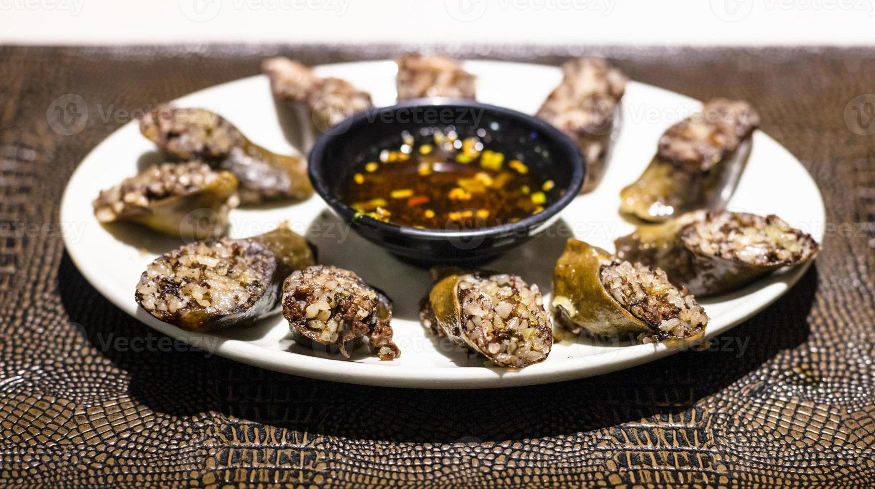 helado de morcilla y salsa en un plato blanco foto