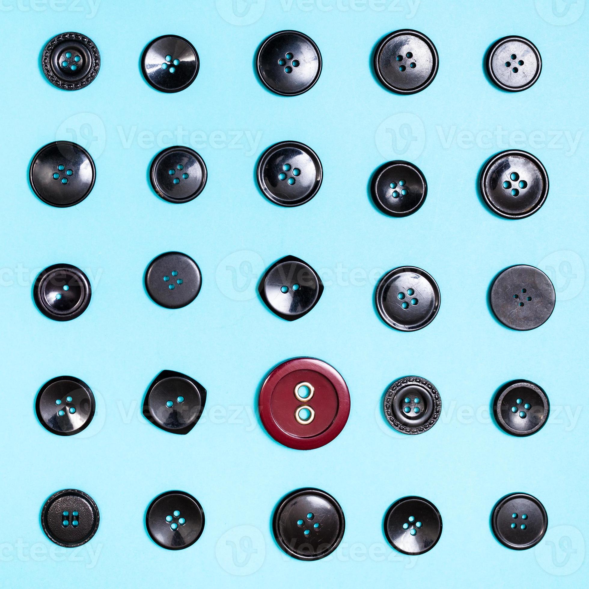 botón rojo entre muchos botones negros en azul 10815967 Foto de