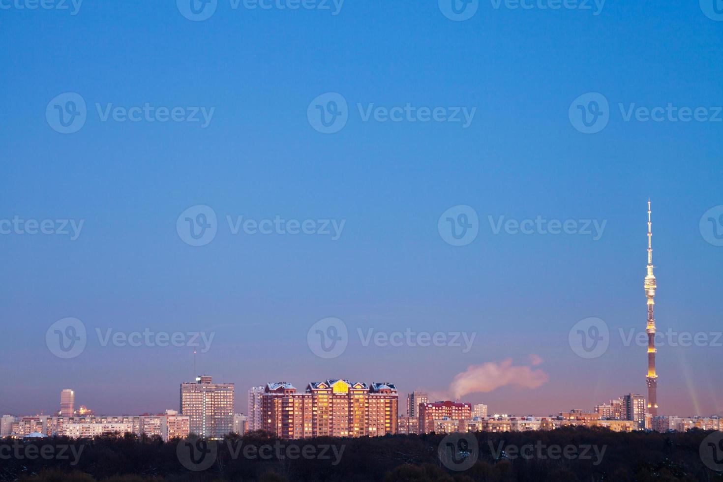 vista de la ciudad con torre de tv foto