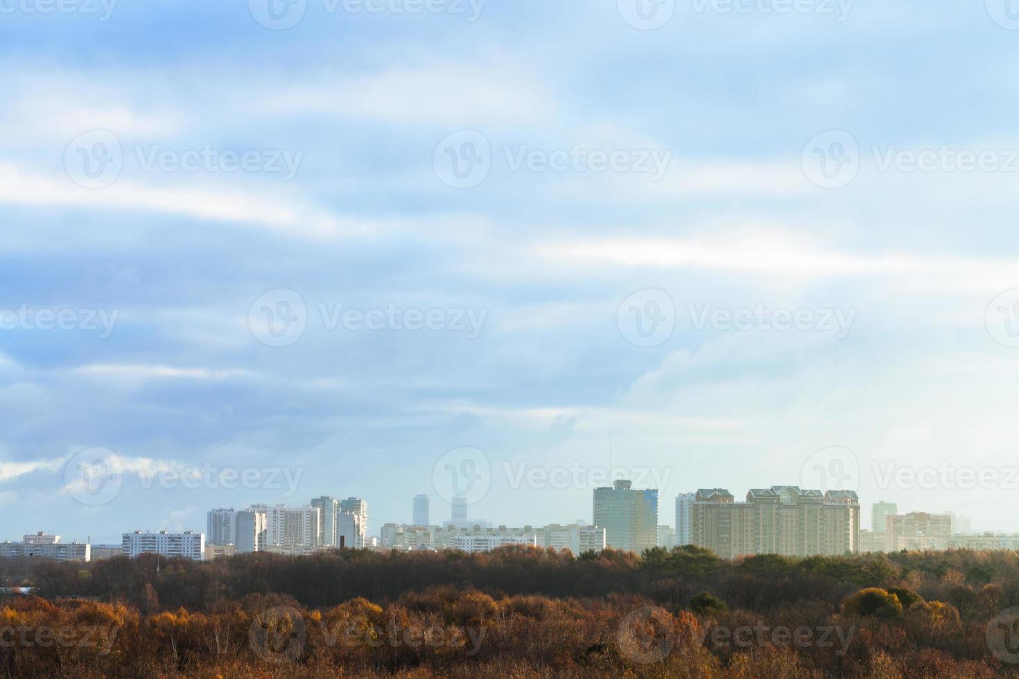 nubes azules de la tarde sobre la ciudad en otoño foto