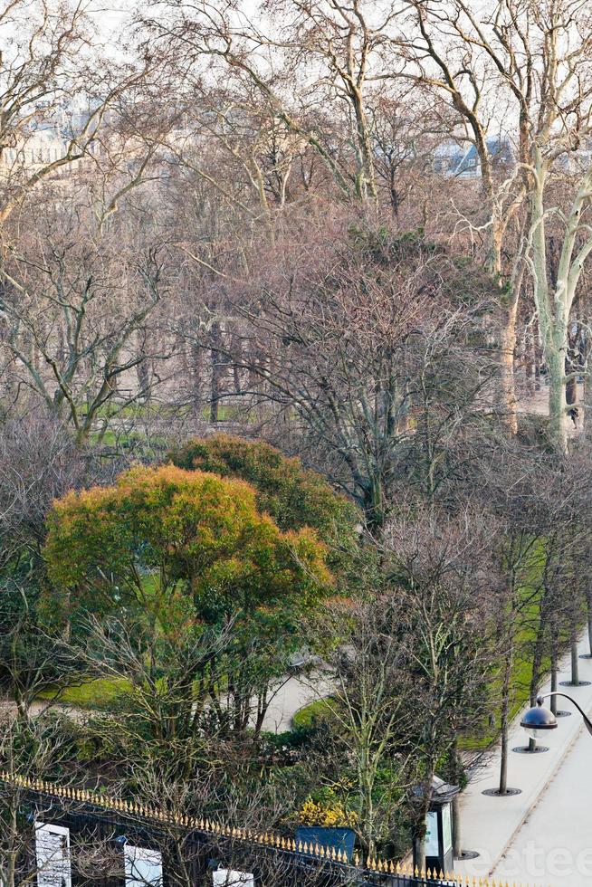 vista anterior de los jardines de luxemburgo en parís foto