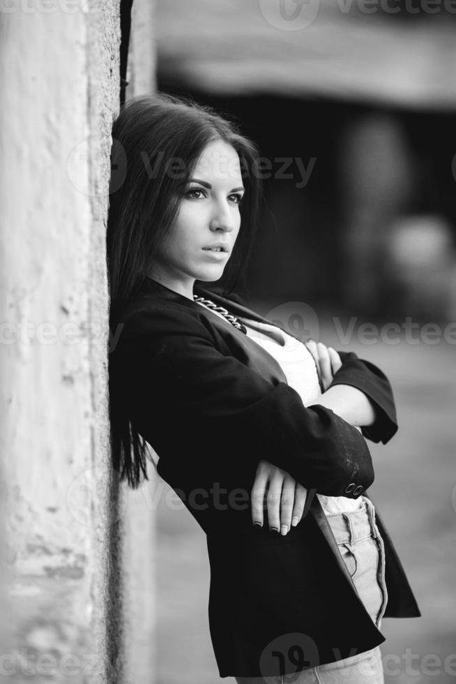 bella modelo femenina posando contra la pared foto