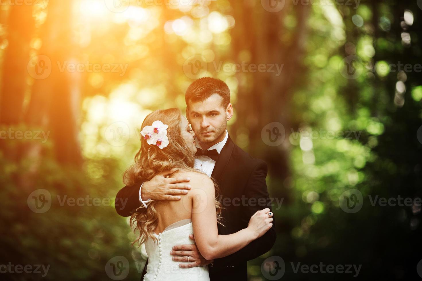 hermosa pareja de novios posando en el bosque foto