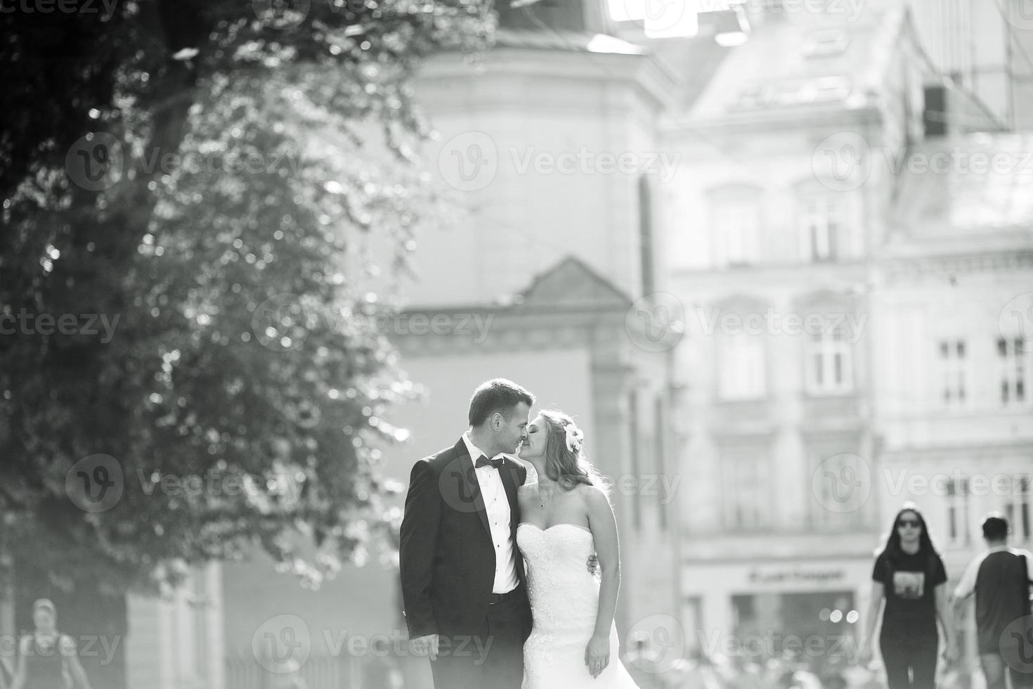 hermosa pareja caminando por la ciudad europea foto