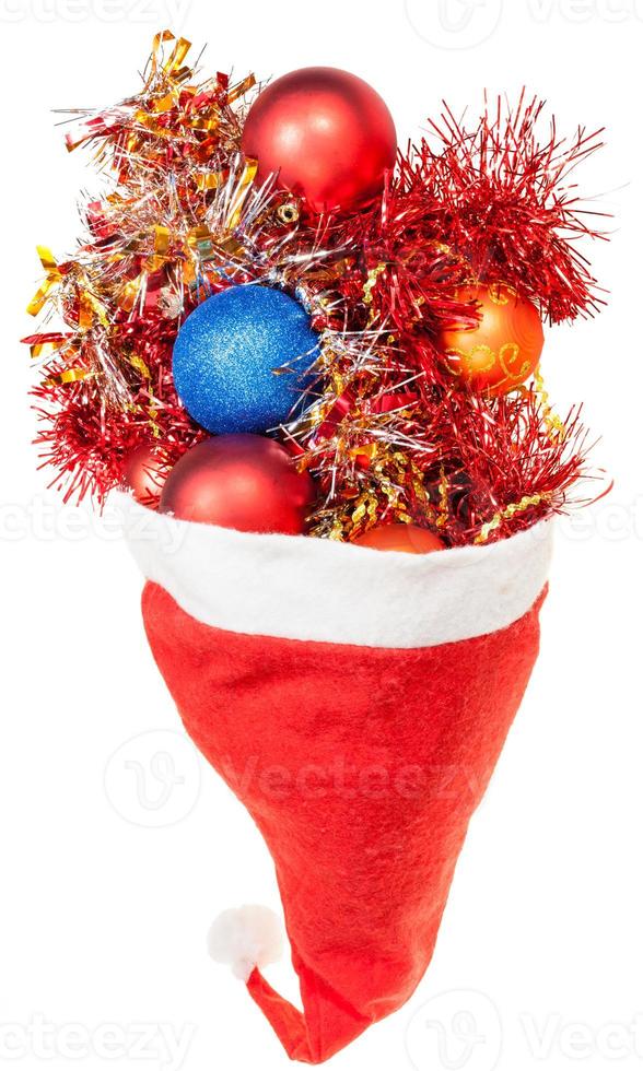 bolas de navidad y derrame de decoración del sombrero de santa foto
