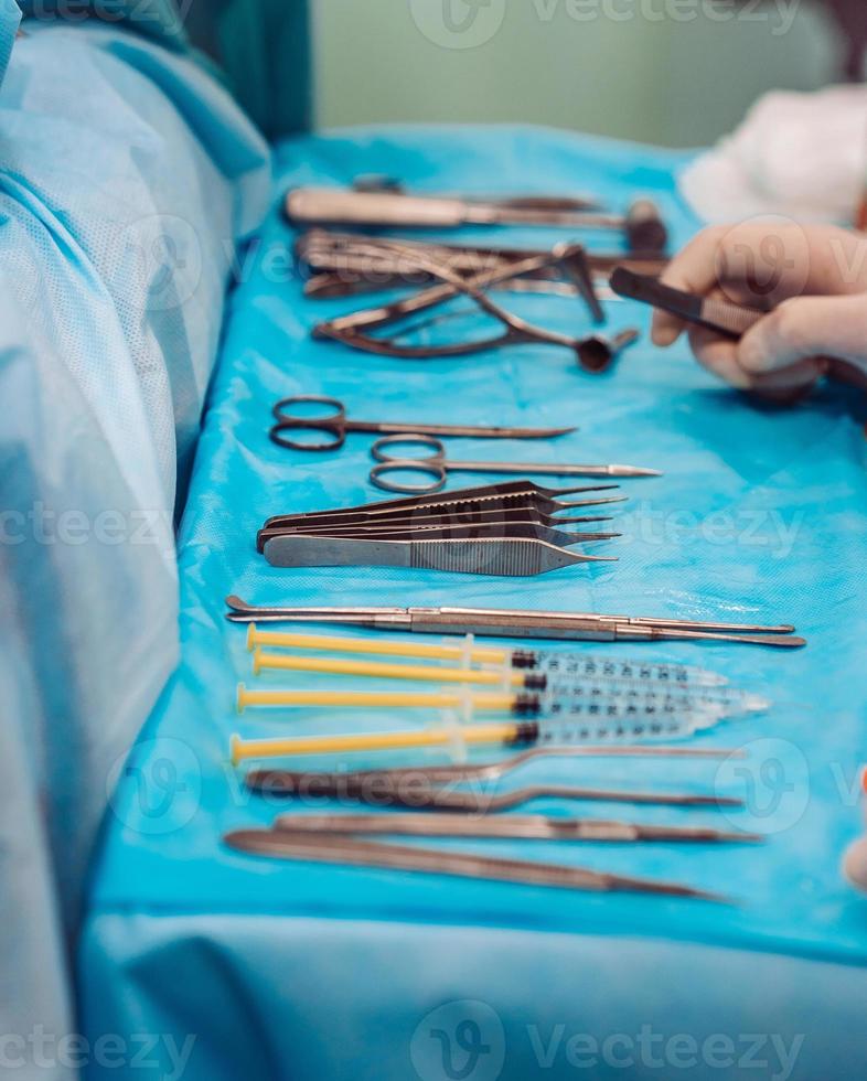 Scrub nurse preparing medical instruments for operation 11444106 Stock