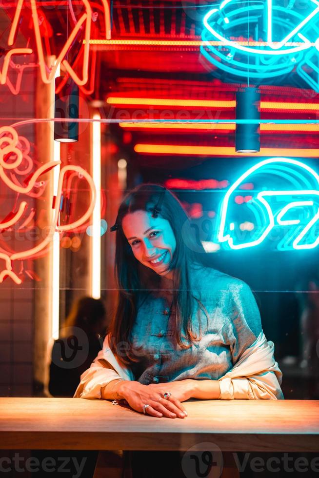 hermosa chica en un café de ventana foto