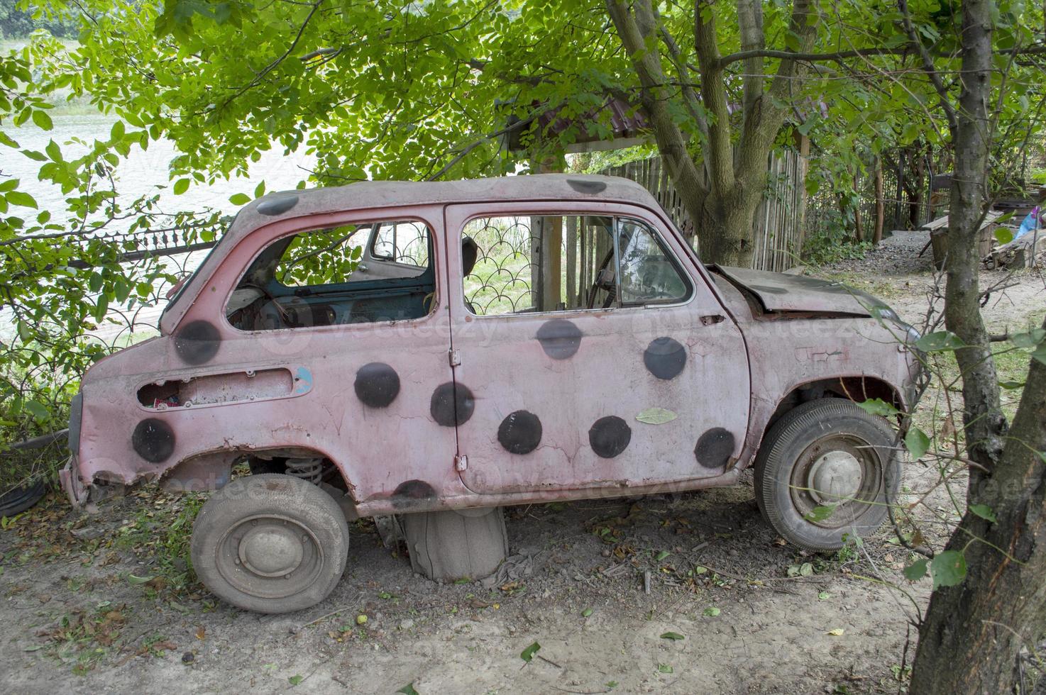 viejo coche de pasajeros rosa oxidado foto