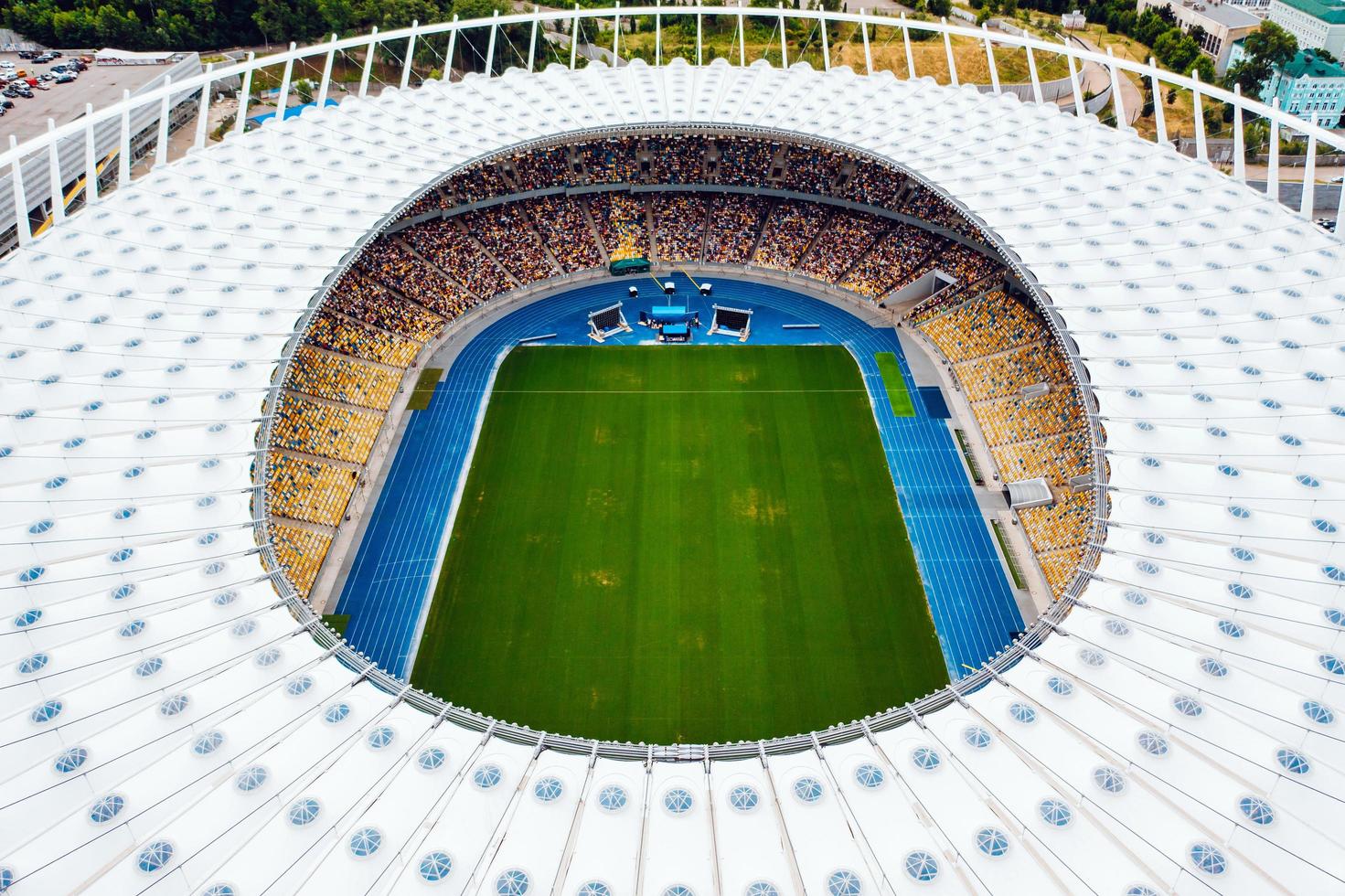 kiev, ucrania 30 de julio de 2019 vista aérea del estadio olímpico y la ciudad de kiev. foto