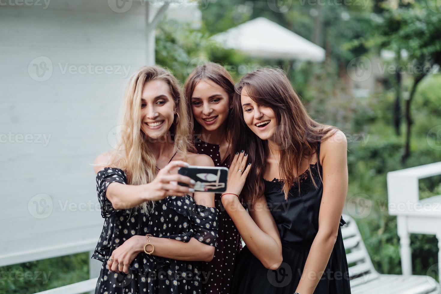 tres chicas discuten foto