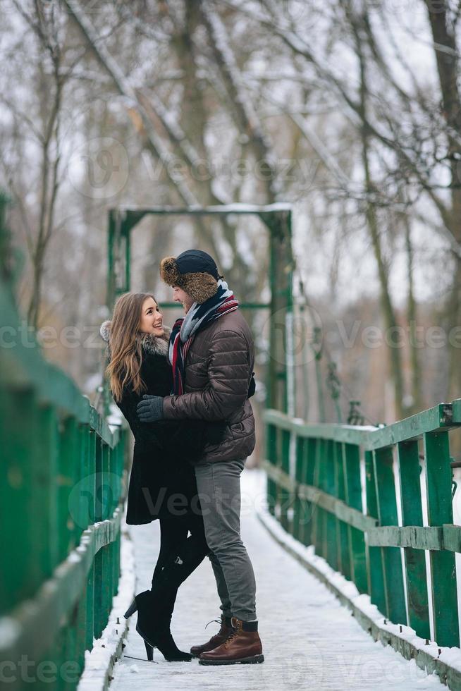 hermosa pareja en un puente foto