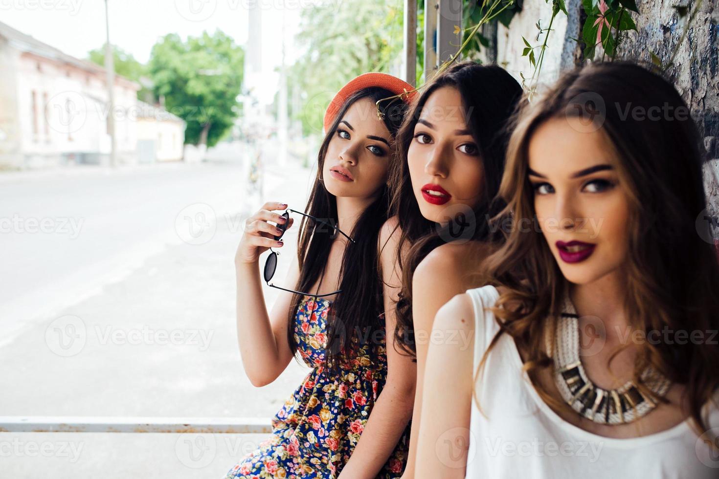 tres hermosas chicas jóvenes foto