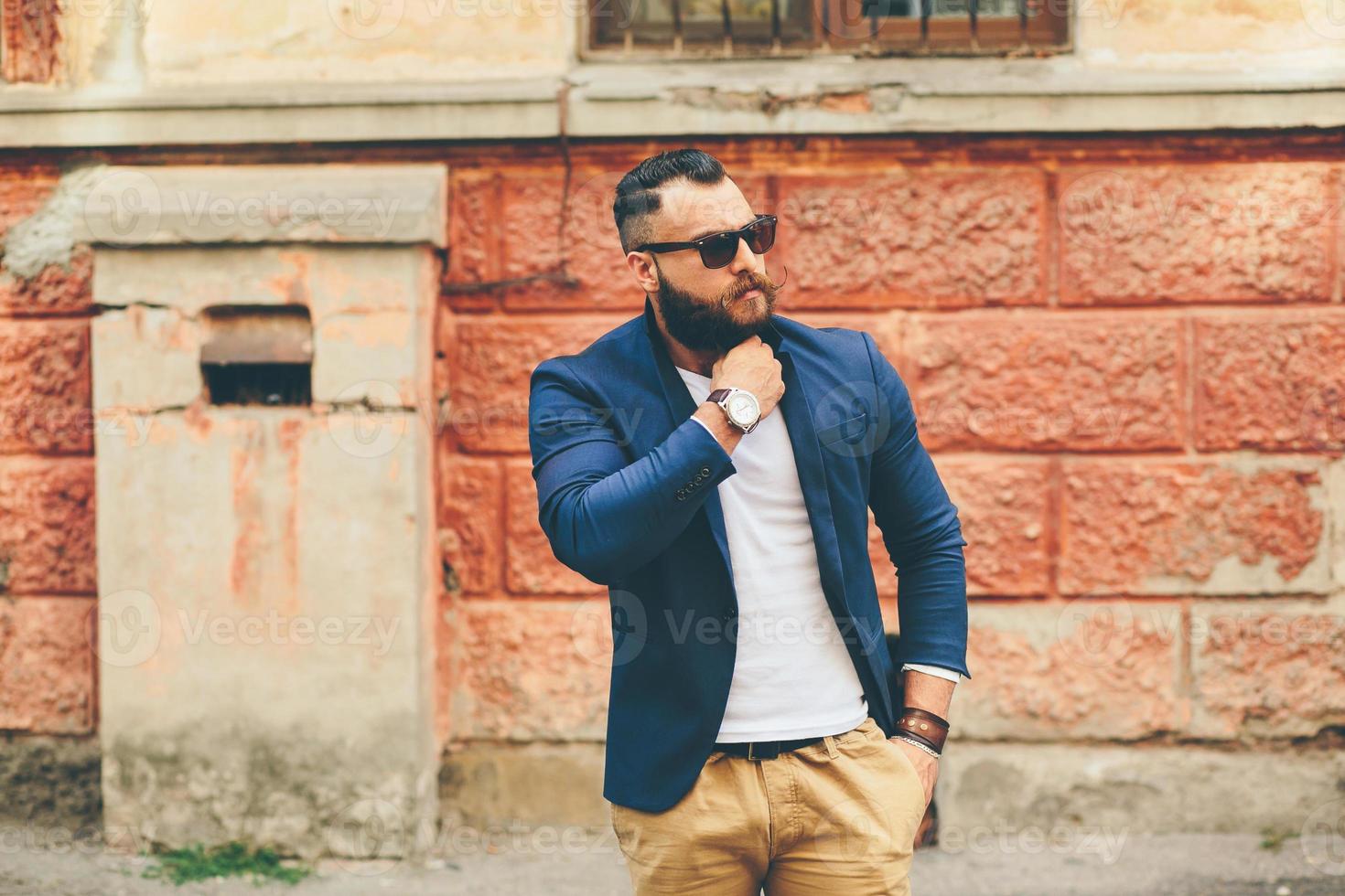 dos elegantes hombres barbudos en el fondo uno del otro foto