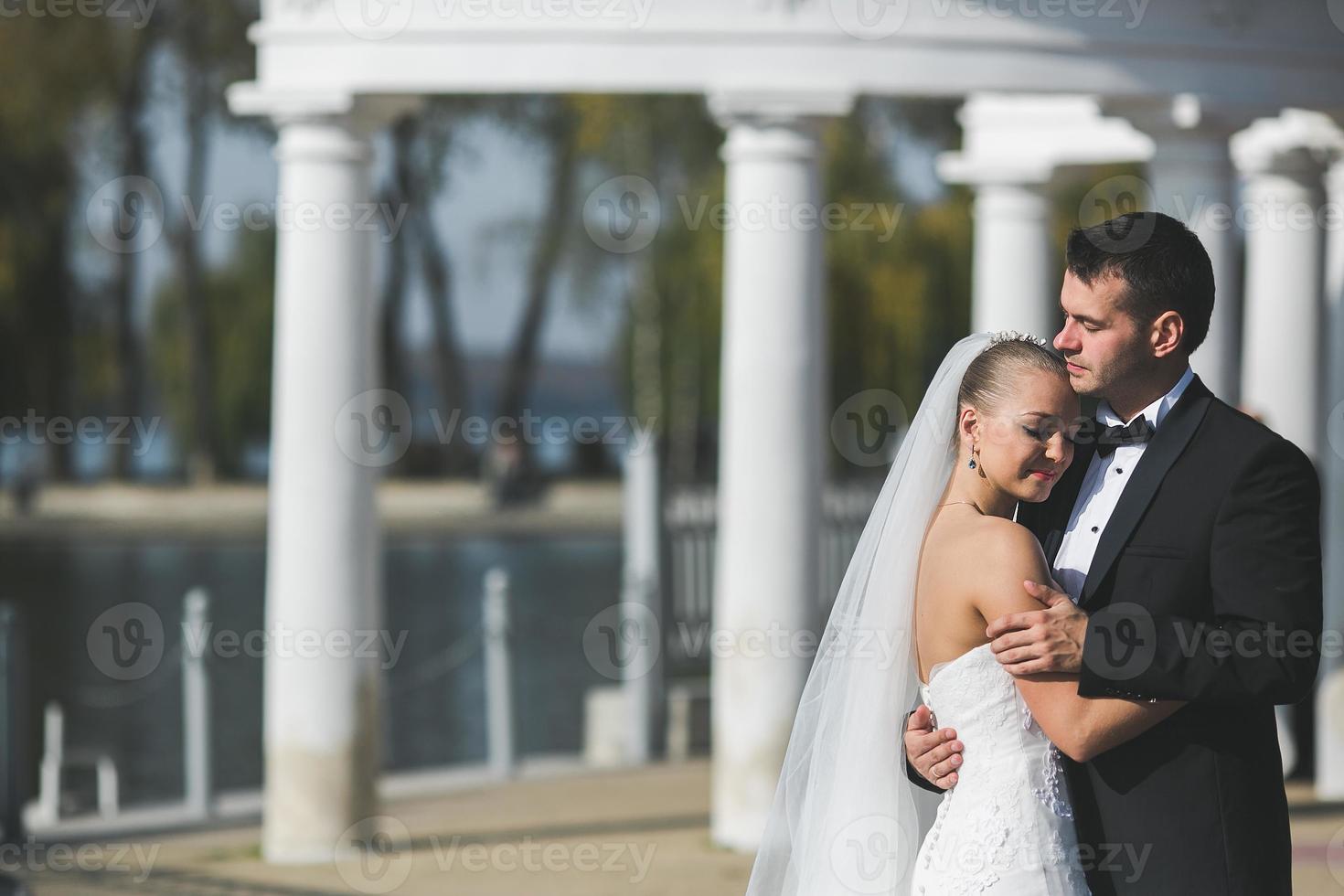 encantadora pareja abrazándose en gorode. Europa. foto