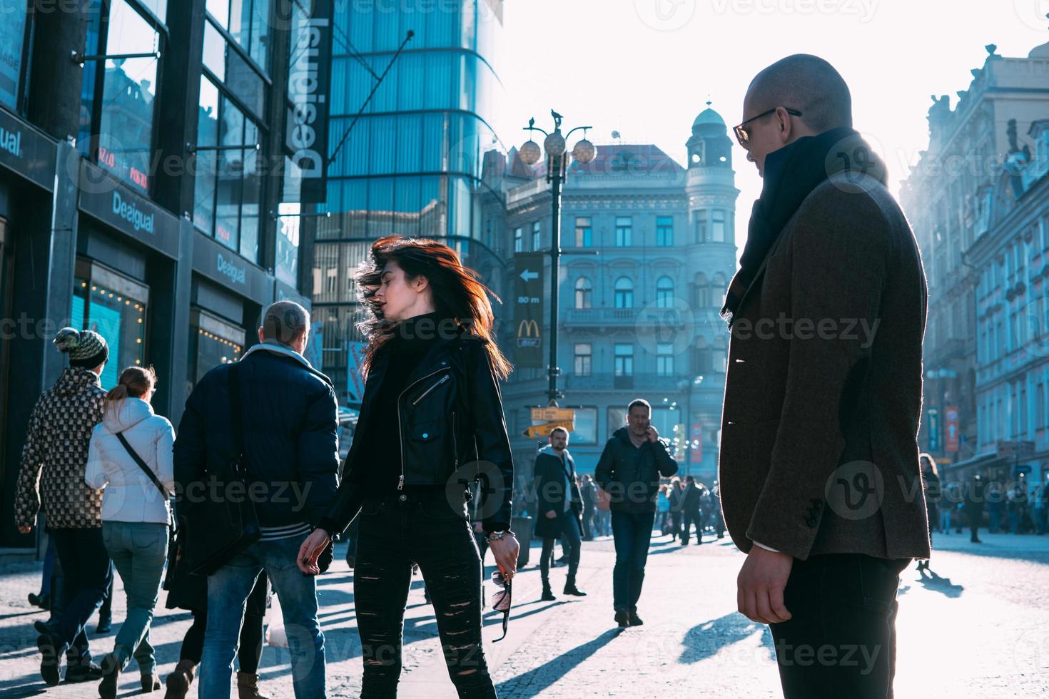 pareja caminando y posando en la calle foto