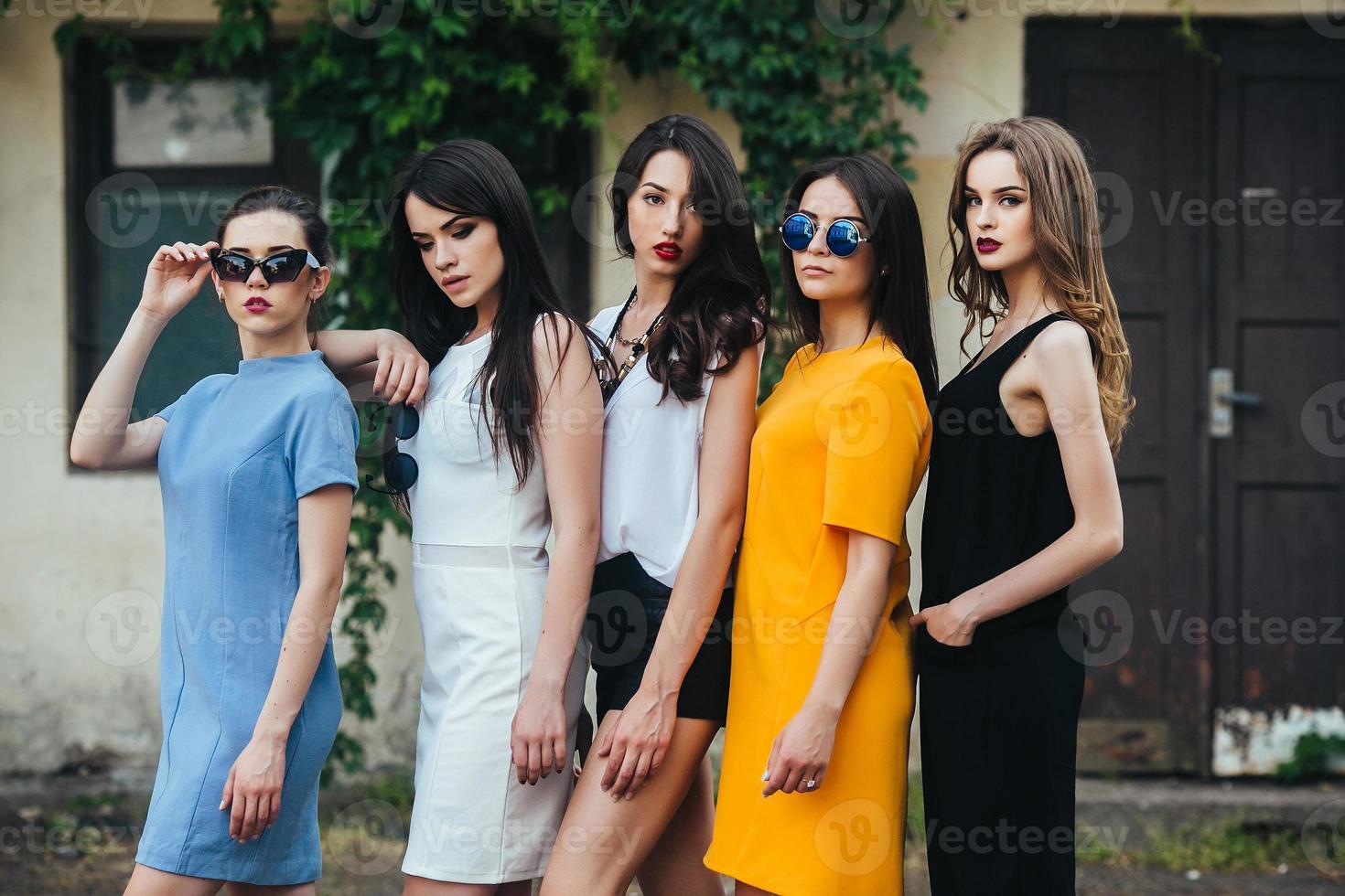 cinco hermosas chicas jóvenes en vestidos 11446182 Foto de stock en Vecteezy