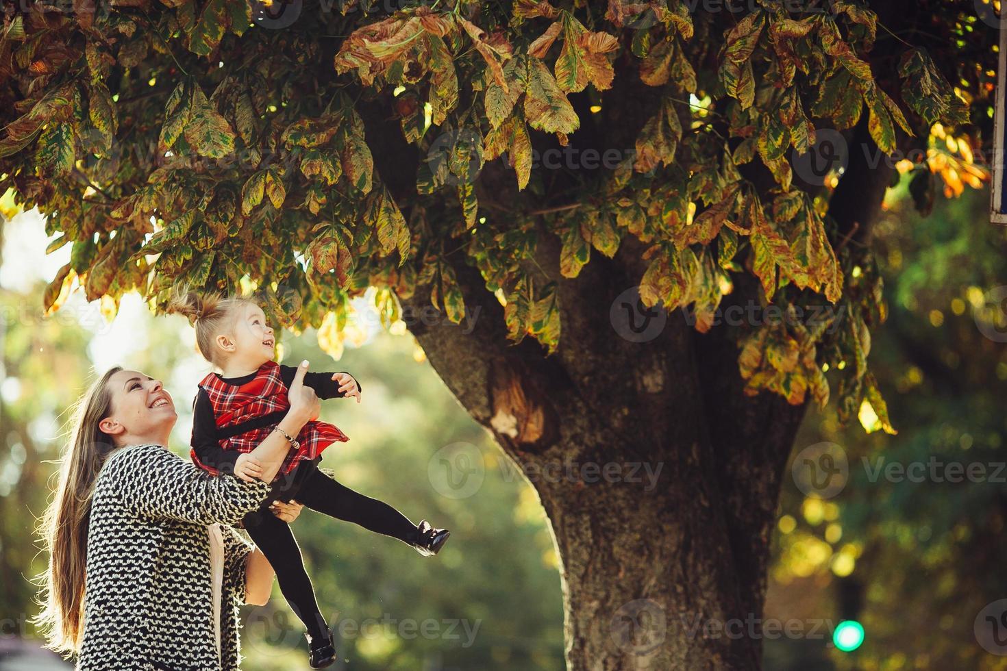 madre e hija jugando en un parque foto