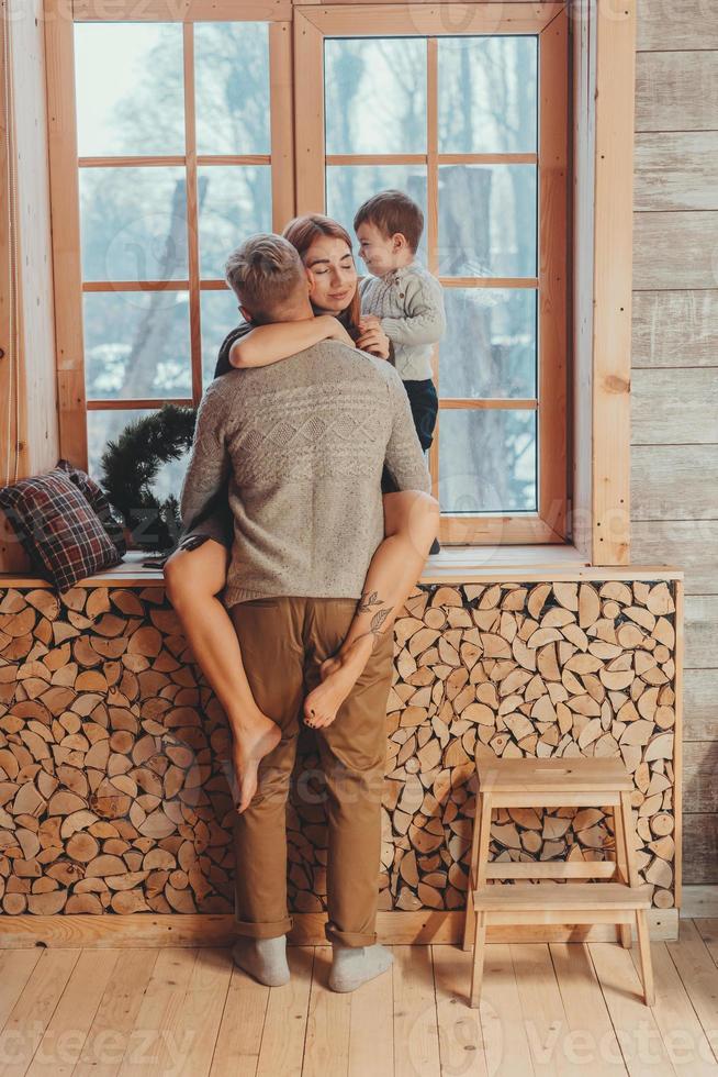 mamá, papá y su pequeño hijo pasan tiempo juntos foto