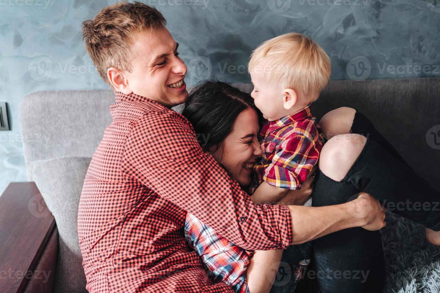 familia feliz en el sofá foto